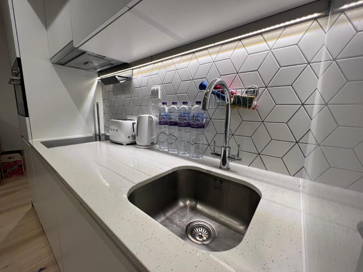 London Luxxe Suites & Apartments - London Heathrow Airport, Terminal 1 2 3 4 5 希思罗 外观 照片