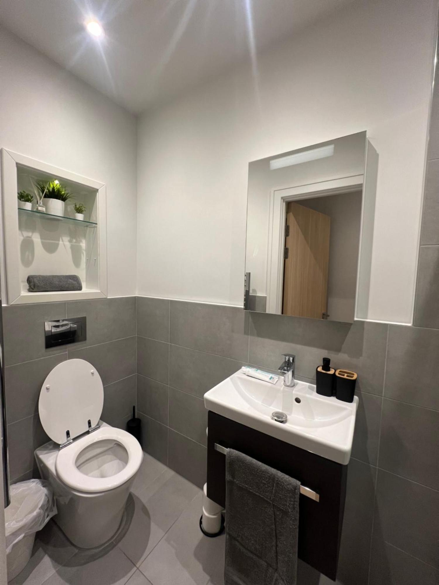 London Luxxe Suites & Apartments - London Heathrow Airport, Terminal 1 2 3 4 5 希思罗 外观 照片
