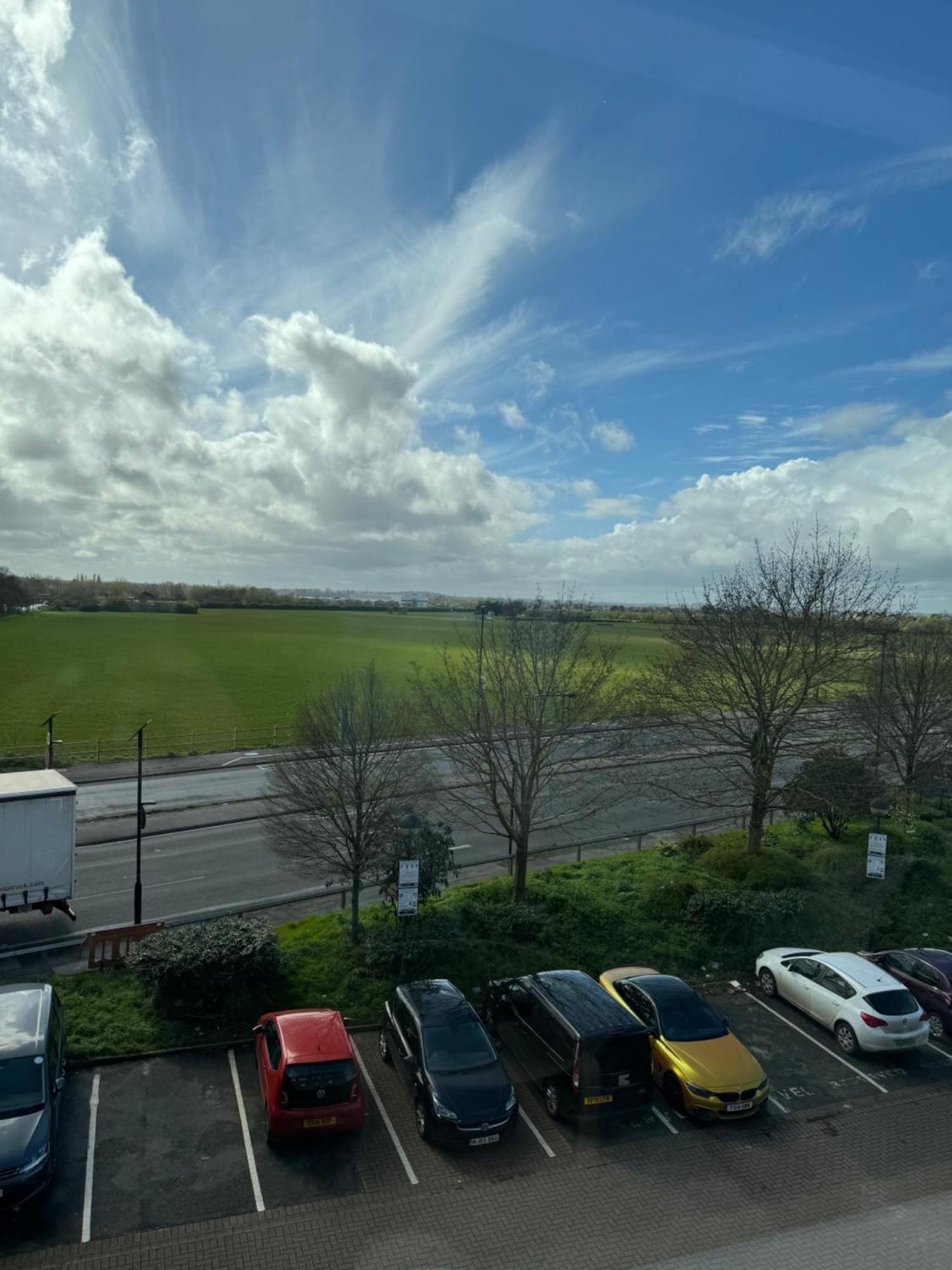 London Luxxe Suites & Apartments - London Heathrow Airport, Terminal 1 2 3 4 5 希思罗 外观 照片