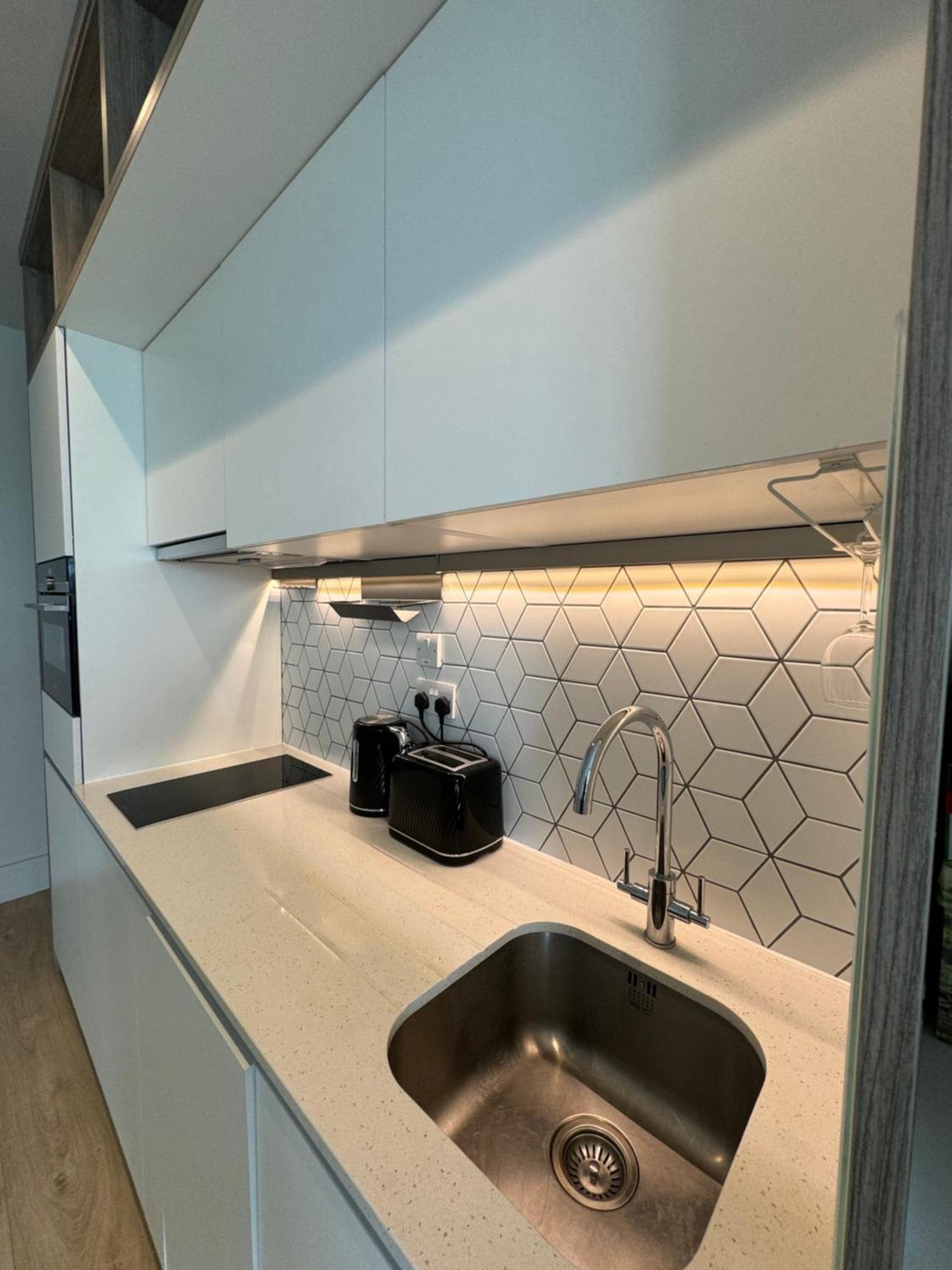 London Luxxe Suites & Apartments - London Heathrow Airport, Terminal 1 2 3 4 5 希思罗 外观 照片